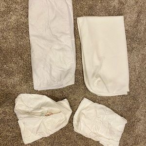 2 Crib Sheets & 2 Crib Protectors